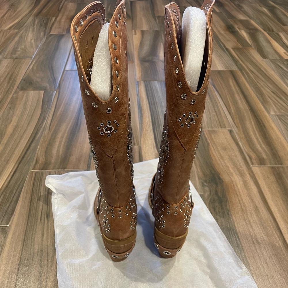 Boots - Picture 2 of 5